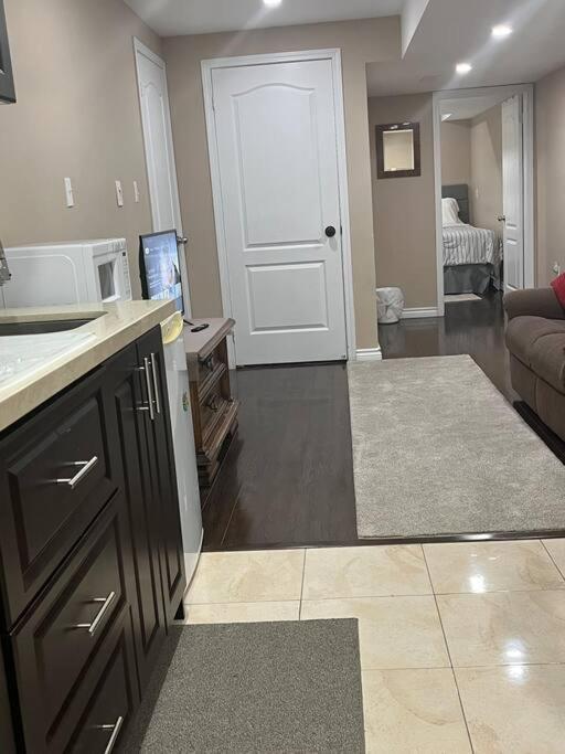 Bernie'S Basement Apartment มิลตัน ภายนอก รูปภาพ