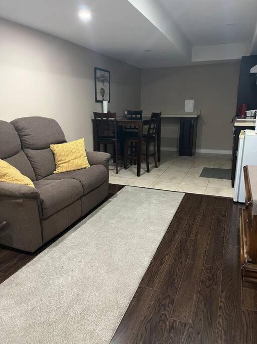Bernie'S Basement Apartment มิลตัน ภายนอก รูปภาพ