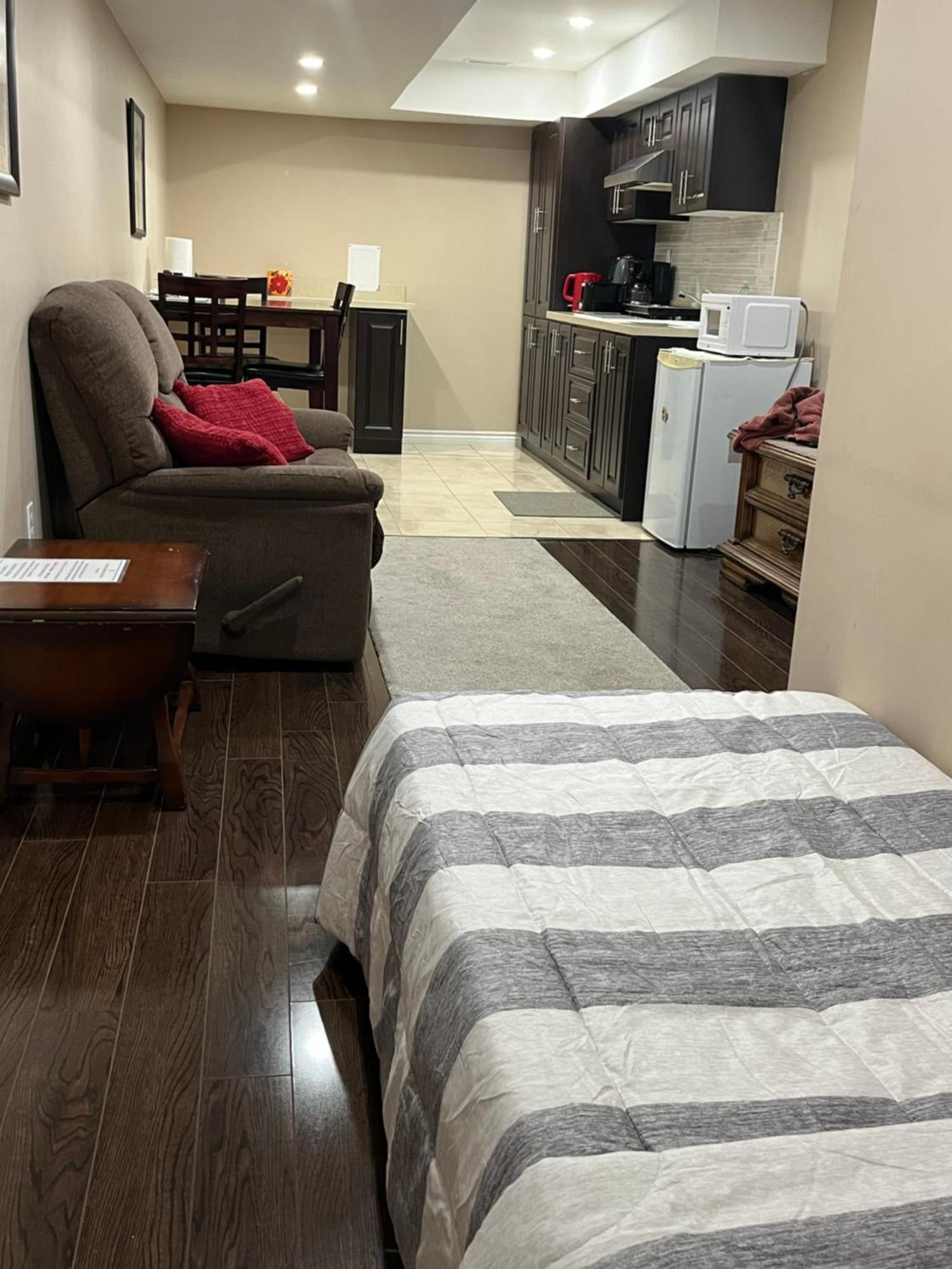 Bernie'S Basement Apartment มิลตัน ภายนอก รูปภาพ