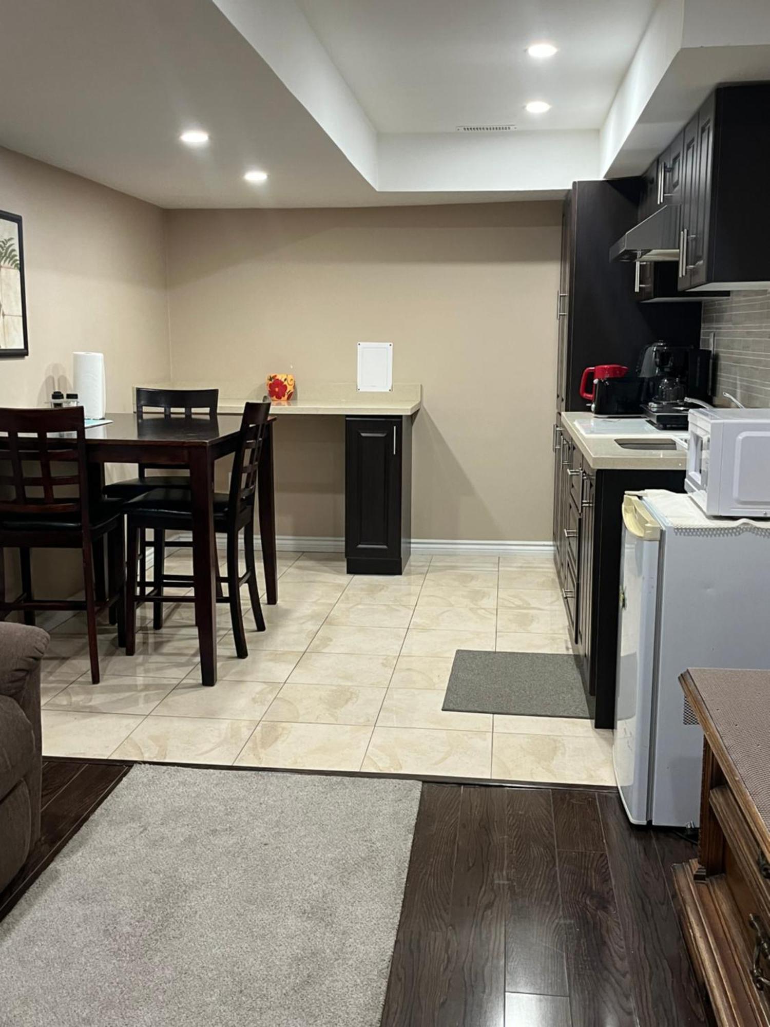 Bernie'S Basement Apartment มิลตัน ภายนอก รูปภาพ