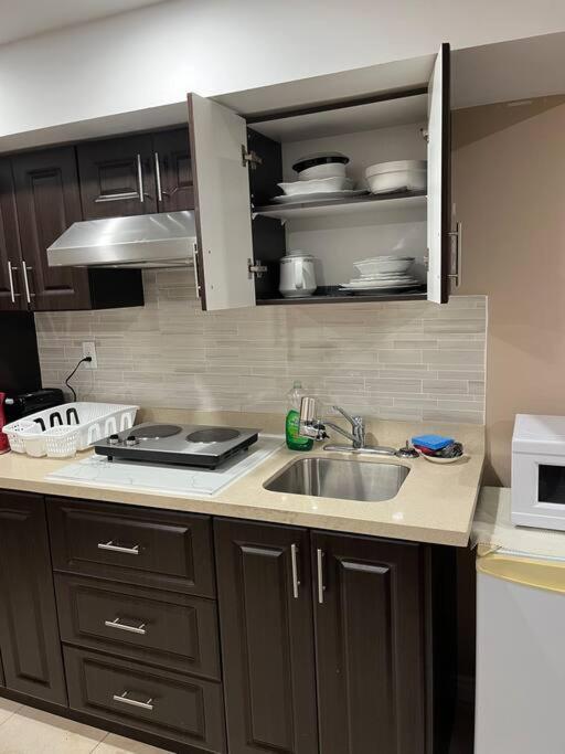 Bernie'S Basement Apartment มิลตัน ภายนอก รูปภาพ