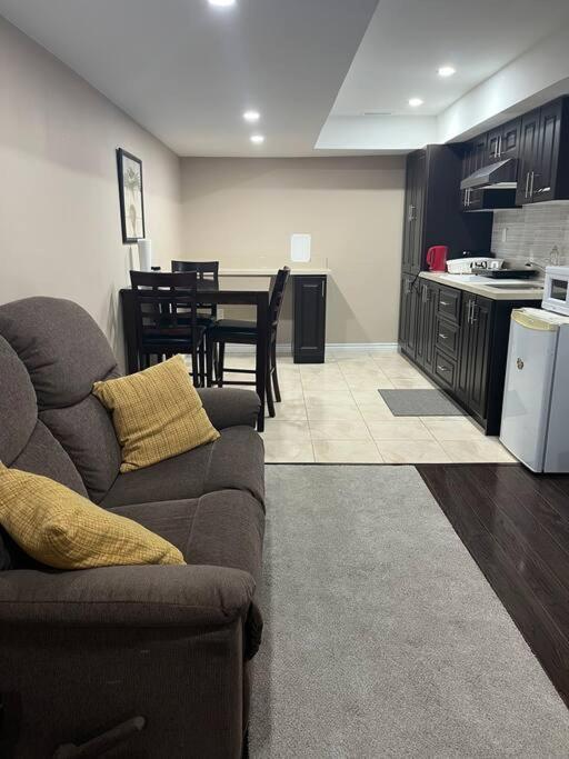 Bernie'S Basement Apartment มิลตัน ภายนอก รูปภาพ